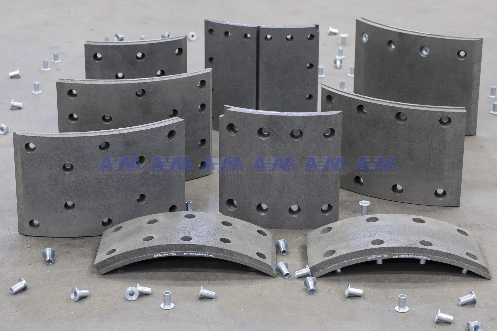 Brake lining 410x180 mm - 8 holes 13.057.851 Wabco